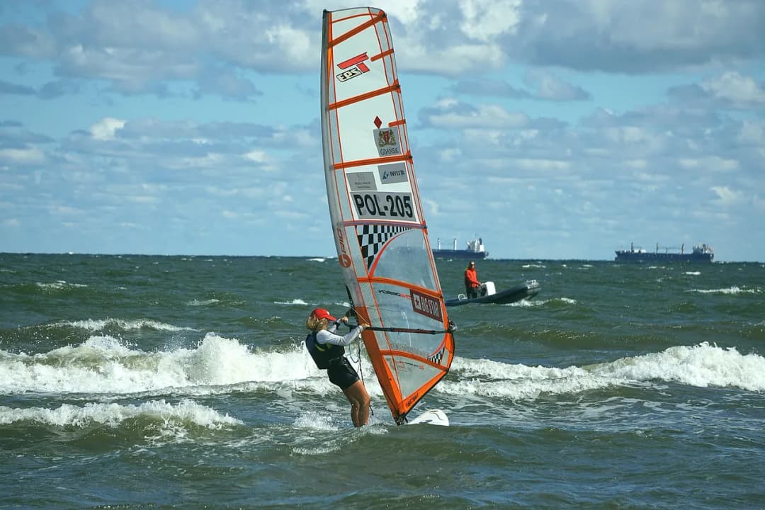Gdzie uprawiać windsurfing w Polsce? Odkryj najlepsze miejsca i warunki