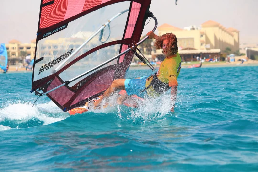 Ile trwa nauka windsurfingu? Odkryj, jak szybko opanujesz ten sport