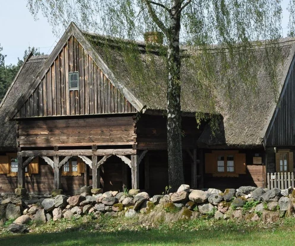 Najciekawsze skanseny w Pomorskim - odkryj historię i kulturę regionu