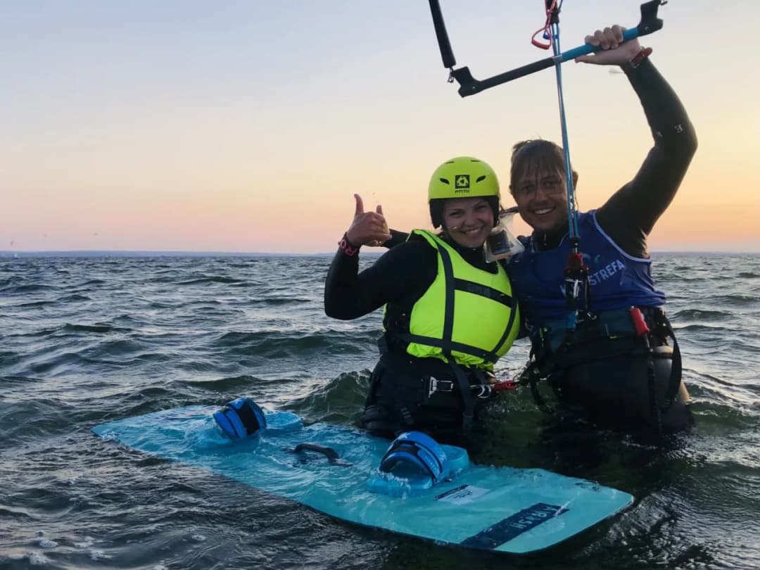 Co to kitesurfing? Poznaj emocje i wyzwania tego sportu wodnego