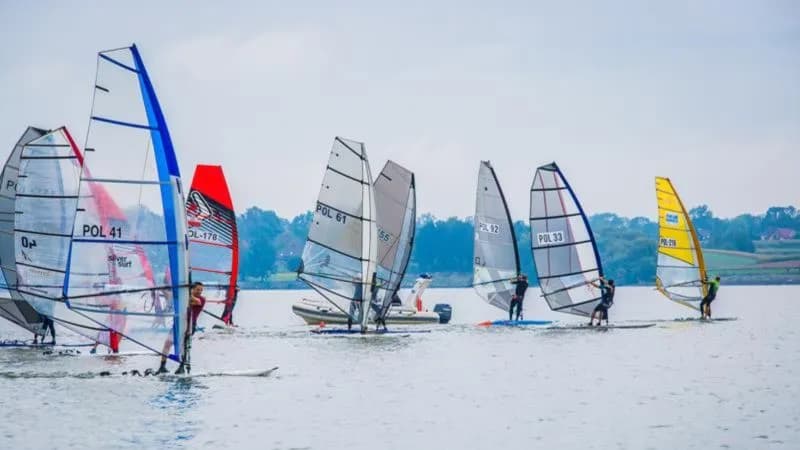 Gdzie uprawiać windsurfing w Mazurach? Najlepsze miejsca i szkoły