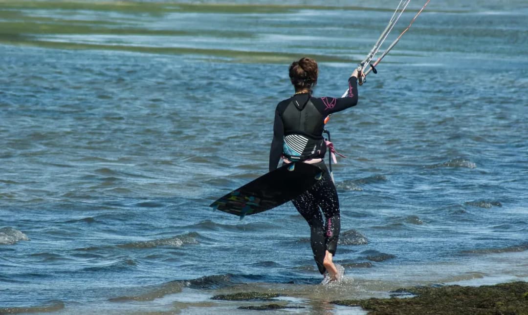 Kitesurfing co to? Poznaj tajniki tego ekscytującego sportu wodnego