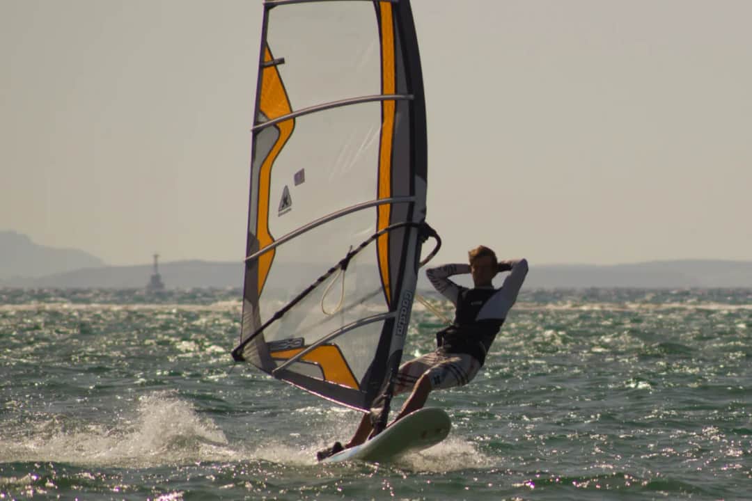 Windsurfing jak pływać – proste kroki, aby uniknąć frustracji