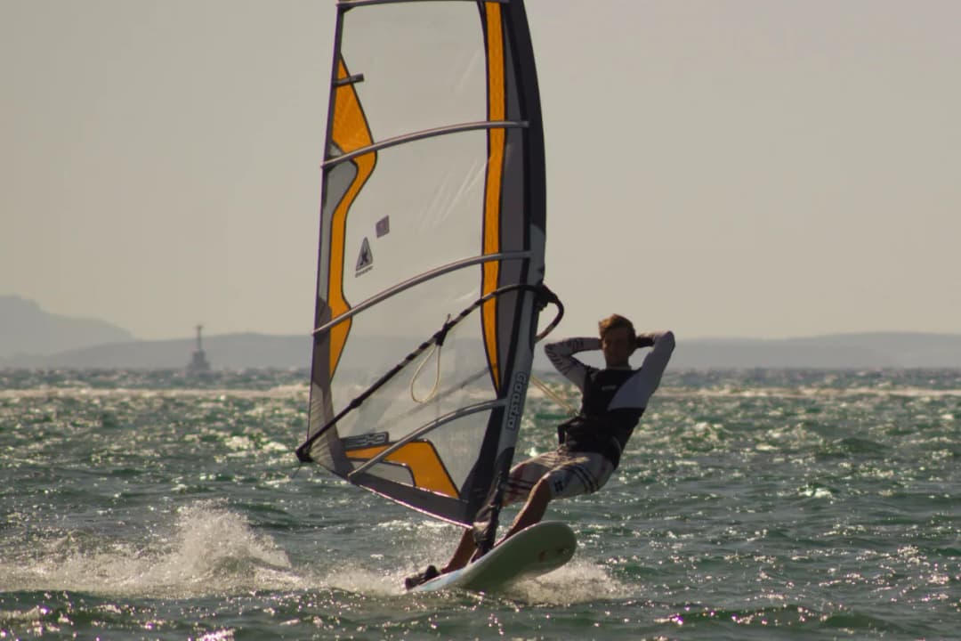 Windsurfing jak pływać – proste kroki, aby uniknąć frustracji