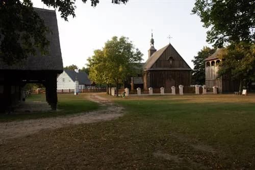 Godziny otwarcia skansenu w Dziekanowicach – nie przegap wizyty!