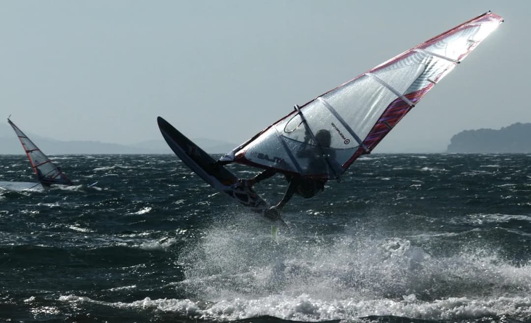 Ile zarabia instruktor windsurfingu? Zaskakujące fakty o wynagrodzeniu