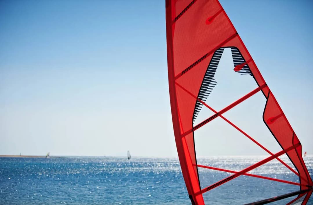 Jaki żagiel do windsurfingu? Wybierz idealny dla siebie sprzęt