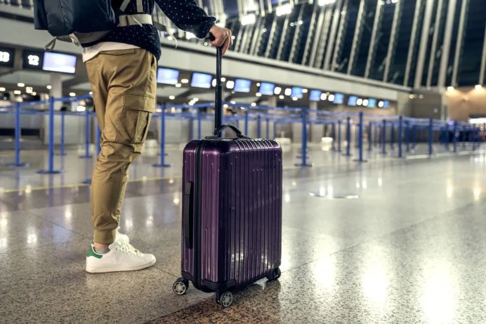 Ile alkoholu można przewieźć samolotem do Bułgarii? Oto kluczowe limity